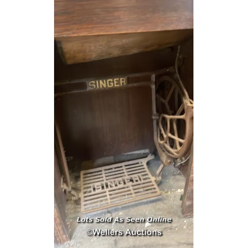 1017 - VINTAGE SINGER SEWING MACHINE WITH DROP-LEAF CABINET, SERIAL NO: Y9489677, 76CM (H) X 57CM (W) X 44C... 