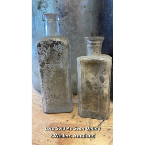 1031 - 6X ASSORTED VINTAGE GLASS BOTTLES AND JARS