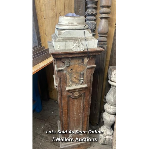 1032 - LARGE QUANTITY OF CARVED WOODEN PILLARS, PLINTHS AND SPINDLES