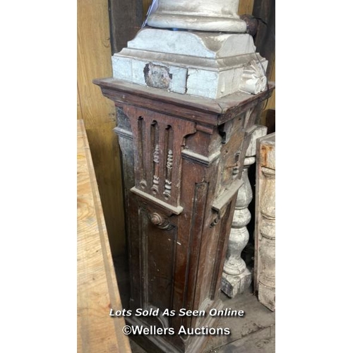 1032 - LARGE QUANTITY OF CARVED WOODEN PILLARS, PLINTHS AND SPINDLES