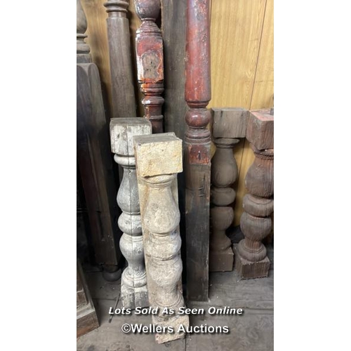 1032 - LARGE QUANTITY OF CARVED WOODEN PILLARS, PLINTHS AND SPINDLES