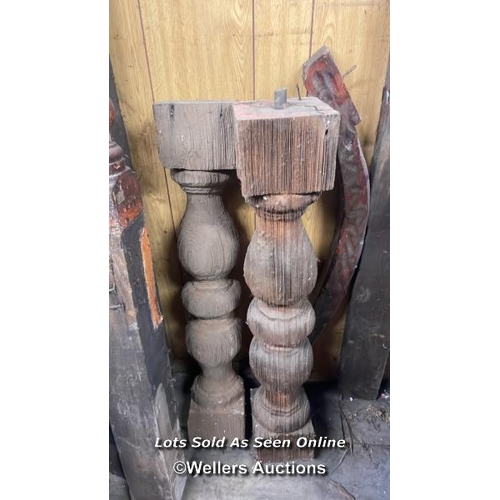 1032 - LARGE QUANTITY OF CARVED WOODEN PILLARS, PLINTHS AND SPINDLES