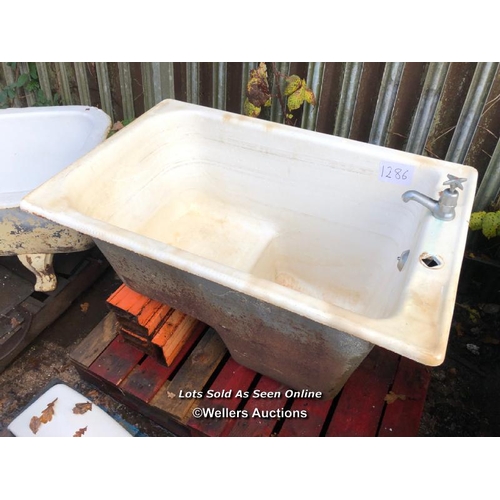 1286 - CAST IRON SINGLE SEATED BATH, 109CM (L) X 69CM (W) X 65CM (H)