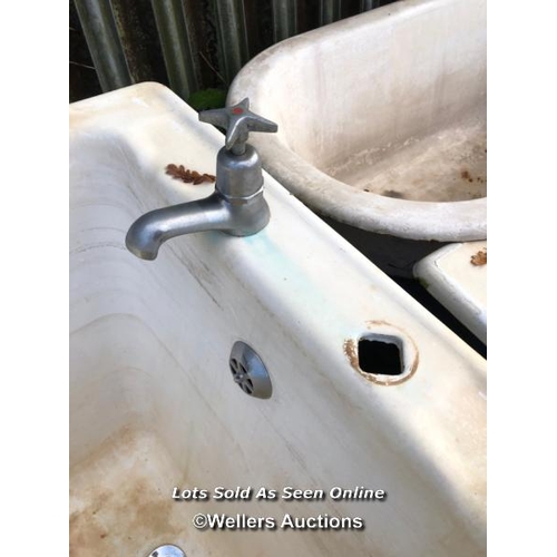 1286 - CAST IRON SINGLE SEATED BATH, 109CM (L) X 69CM (W) X 65CM (H)