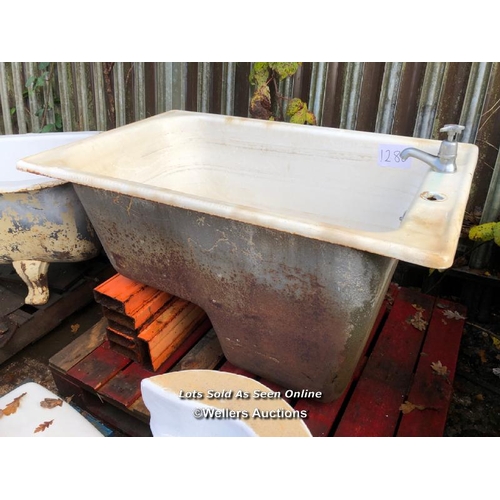 1286 - CAST IRON SINGLE SEATED BATH, 109CM (L) X 69CM (W) X 65CM (H)