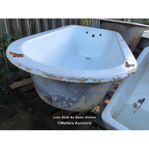 1296 - VINTAGE CAST IRON BATH TUB BY BRITTON MADE, 166CM (L) X 71CM (W) X 56CM (H), WITH ALL FOUR FEET