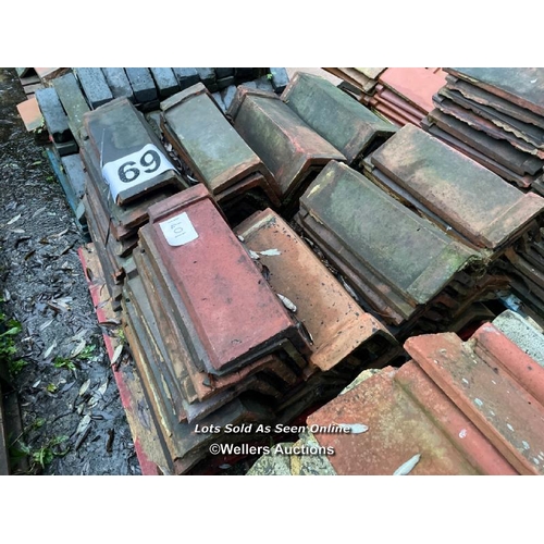 1401 - PALLET OF APPROX. 80X RED RIDGE TILES, 105� ANGLE