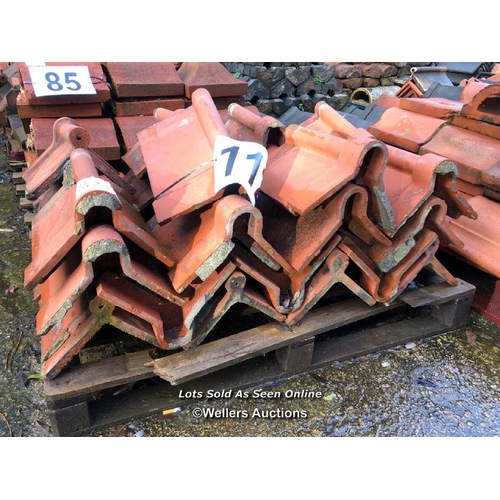 1422 - PALLET OF APPROX. 28X RED ROLL TOP RIDE TILES, 90� ANGLE