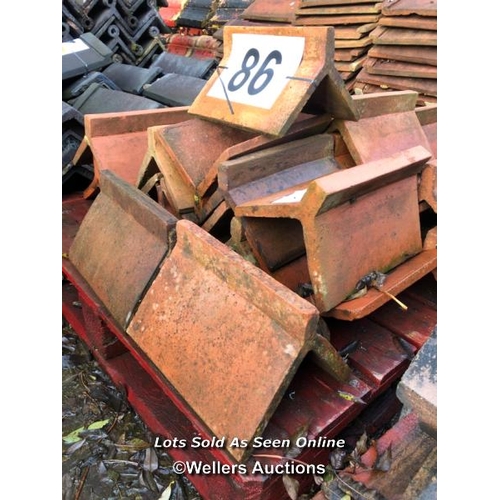 1425 - PALLET OF APPROX. 41X RED RIDGE TILES, 95� ANGLE