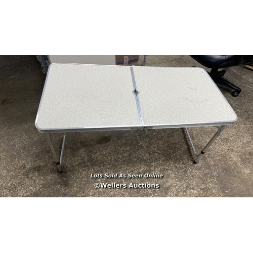 4023 - 4FT FOLD UP TABLE / SIGNS OF USE