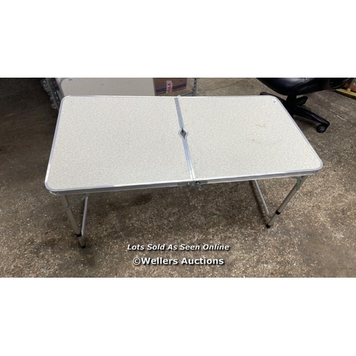 4024 - 4FT FOLD UP TABLE / SIGNS OF USE