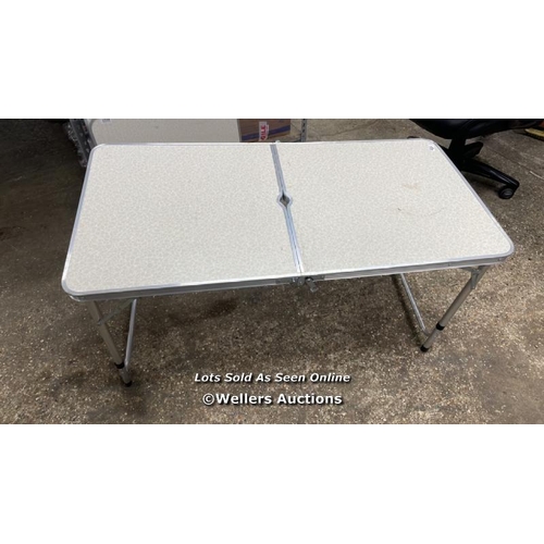 4025 - 4FT FOLD UP TABLE / SIGNS OF USE