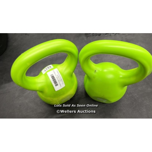 4217 - 2X 5KG KETTLEBELLS / MINIMAL SIGNS OF USE / B36