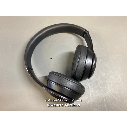 9625 - APPLE BEATS SOLO 3 HEADPHONES MODEL A1796 INCL. CASE