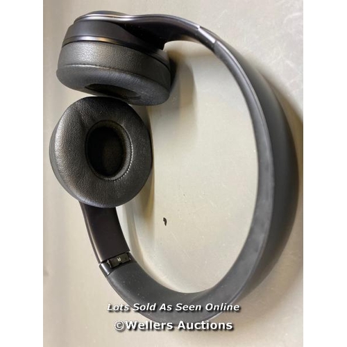 9625 - APPLE BEATS SOLO 3 HEADPHONES MODEL A1796 INCL. CASE