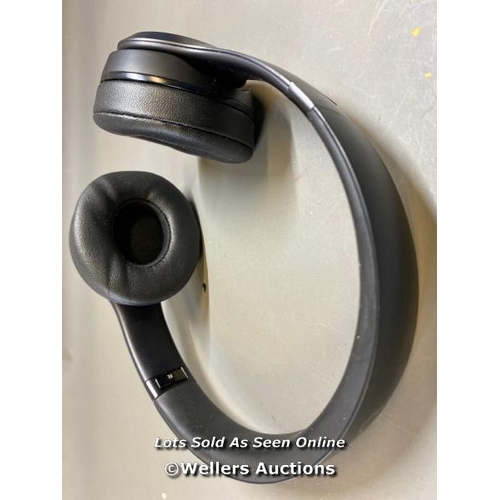 9626 - APPLE BEATS SOLO 3 HEADPHONES MODEL A1796 INCL. CASE