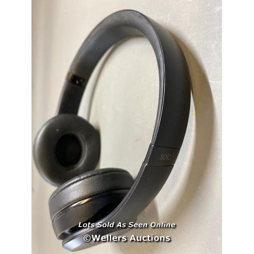 9626 - APPLE BEATS SOLO 3 HEADPHONES MODEL A1796 INCL. CASE