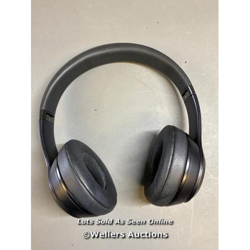 9629 - APPLE BEATS SOLO 3 HEADPHONES MODEL A1796 INCL. CASE