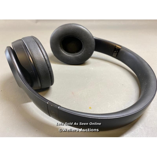 9629 - APPLE BEATS SOLO 3 HEADPHONES MODEL A1796 INCL. CASE