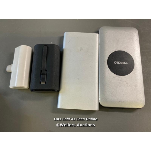 9653 - X4 POWER BANKS INCL. IWALK