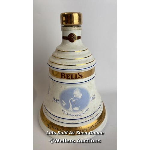 69 - Bell's 2001 Old Scotch Whisky Limited Edition Christmas Decanter, Aged 8 Years, 70cl, 40% vol, Brand... 