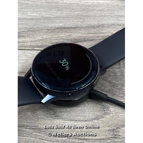 8012 - SAMSUNG GALAXY WATCH ACTIVE 2 / POWERS UP / SIGNS OF USE / WITH CHARGING CABLE / T18