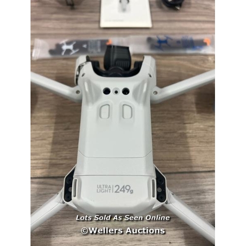 8052 - DJI MINI 3 WITH DJI REMOTE CONTROL / POWERS UP, SIGNS OF USE, FLIES SUCCESSFULLY, ONE DAMAGED PROP(E... 