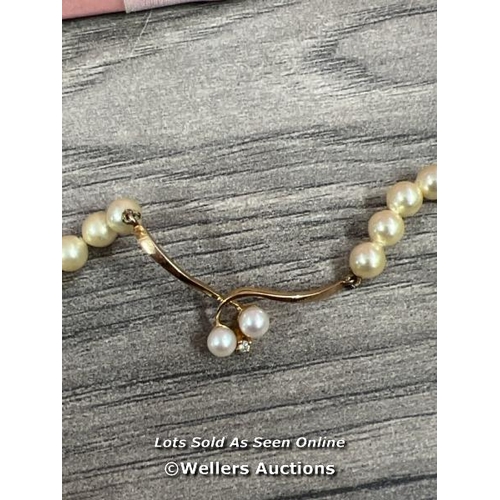 8086 - VINTAGE 18CT GOLD FAUX AND REAL PEARLS NECKLACE MARKED 18K