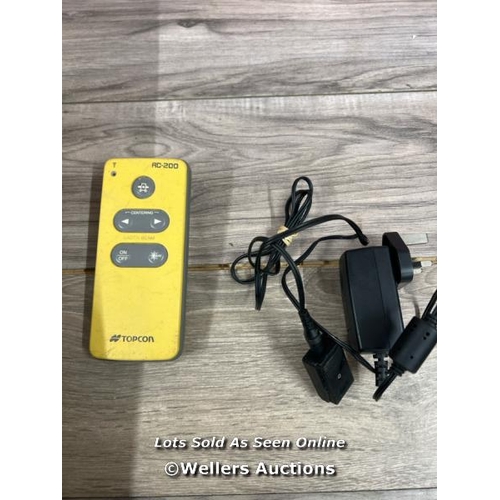 8102 - TOPCON TP-L5G GREEN BEAM PIPE LASER KIT / POWERS UP, BATTERY NEEDS CHARGING, NOT FULLY TESTED, SIGNE... 