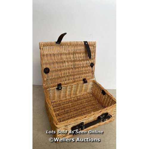 7005 - WICKER STYLE PICNIC HAMPER / G76