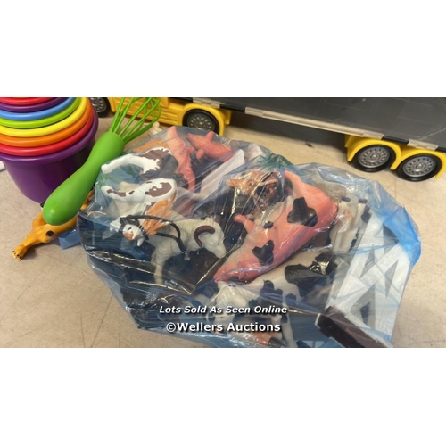 7008 - BAG OF MAINLY MIXED TOYS / G81