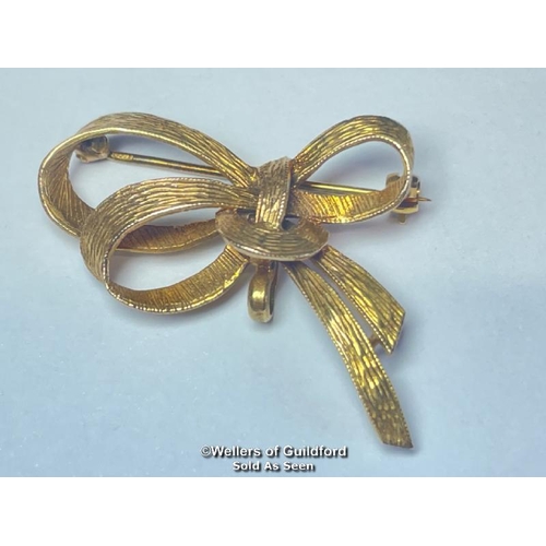 344 - 9ct gold textured bow brooch, hallmarked London 1970, weight 5.25g, (lot subject to vat)