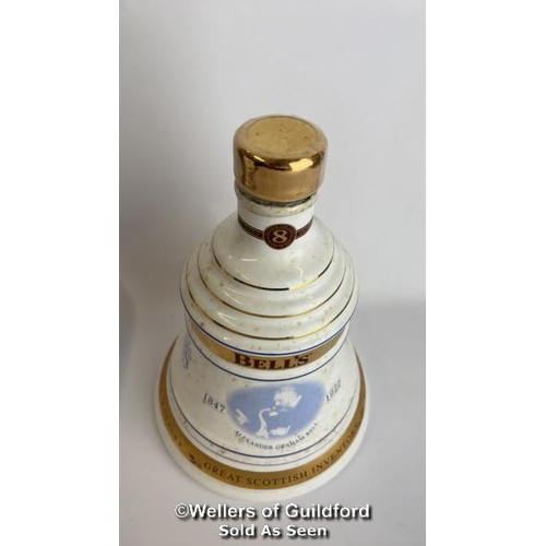 69 - Bell's 2001 Old Scotch Whisky Limited Edition Christmas Decanter, Aged 8 Years, 70cl, 40% vol, Brand... 