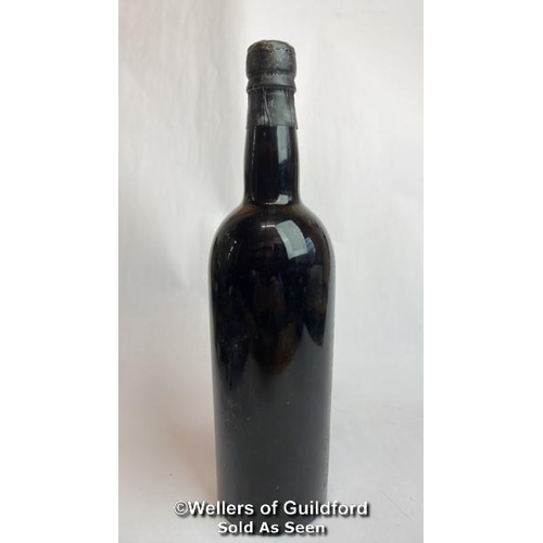 97 - 1960 W & J Grahams finest Reserve Vintage Port, No vol indicated / Please see images for fill level ... 