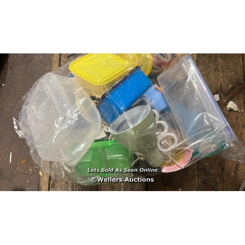 3894 - BAG OF KITCHEN WARE INCL. PLASTIC CONTAINERS / UPSTAIRS / H32