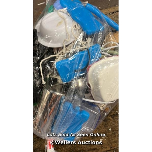 3894 - BAG OF KITCHEN WARE INCL. PLASTIC CONTAINERS / UPSTAIRS / H32