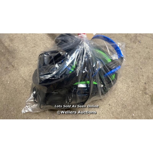 3895 - BAG OF HEADPHONES / UPSTAIRS / H32