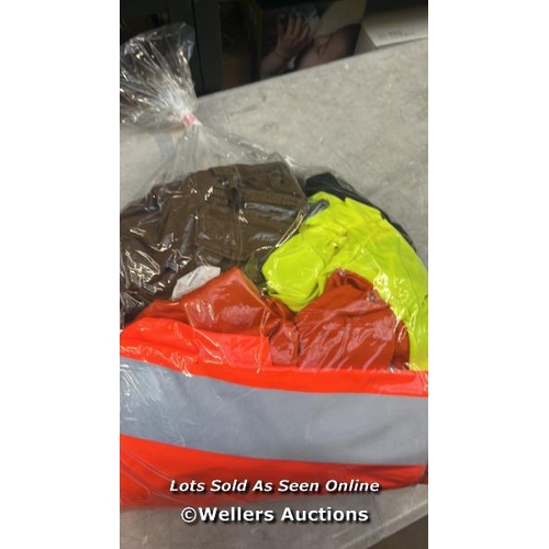 3910 - BAG OF HI-VIS JACKETS / UPSTAIRS / H27