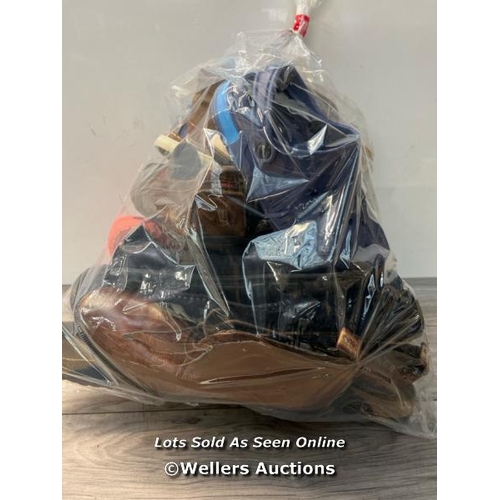 3923 - BAG OF SHOES / UPSTAIRS / H66