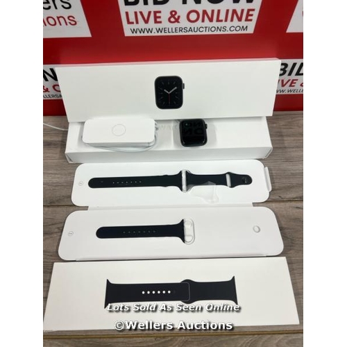 8090 - APPLE WATCH / SERIES 6 (GPS) / SPACE GREY / 44MM / WITH BLACK SPORT BAND STRAP / A2292 / POWERS UP /... 