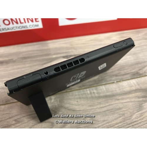 8105 - NINTENDO SWITCH CONSOLE  / SCREEN ONLY / POWERS UP / SIGNS OF USE / NOT FULLY TESTED / WITHOUT CONTR... 