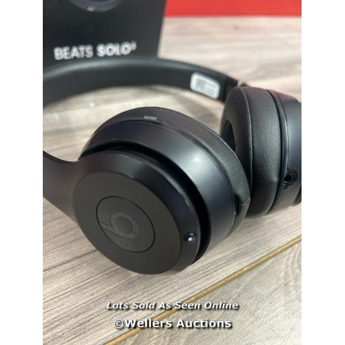 8142 - APPLE BEATS SOLO 3 MX432ZM/A / POWER UP, CONNECT TO BT, ONLY PLAY MUSIC THROUGH LEFT EAR, MINIMAL SI... 