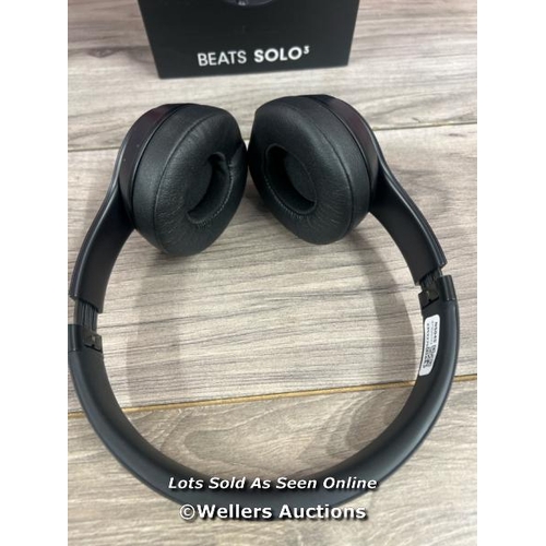 8142 - APPLE BEATS SOLO 3 MX432ZM/A / POWER UP, CONNECT TO BT, ONLY PLAY MUSIC THROUGH LEFT EAR, MINIMAL SI... 