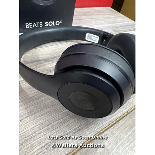 8143 - APPLE BEATS SOLO 3 MX432ZM/A / POWER UP, CONNECT TO BT, PLAY MUSIC, MINIMAL SIGNS OF USE