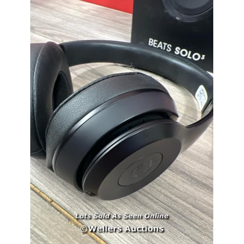 8143 - APPLE BEATS SOLO 3 MX432ZM/A / POWER UP, CONNECT TO BT, PLAY MUSIC, MINIMAL SIGNS OF USE