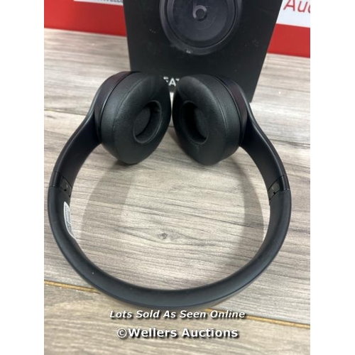 8143 - APPLE BEATS SOLO 3 MX432ZM/A / POWER UP, CONNECT TO BT, PLAY MUSIC, MINIMAL SIGNS OF USE