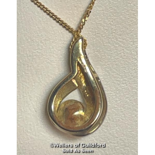 339 - A cultured pearl and 9ct gold twist pendant on a 9ct gold chain, pendant 1.5cm long, lenth of chain ... 