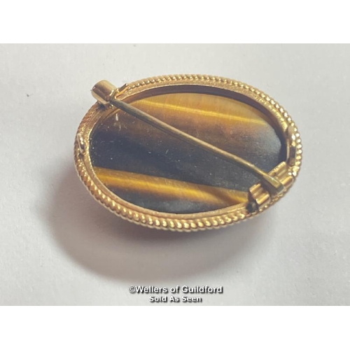 362 - A Tiger's eye signet ring in 9ct gold, hallmarked London 2004, ring size S, weight 7.81g with aTiger... 