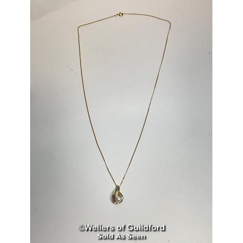 339 - A cultured pearl and 9ct gold twist pendant on a 9ct gold chain, pendant 1.5cm long, lenth of chain ... 