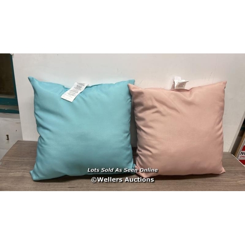 2101 - INDOOR/ OUTDOOR CUSHION SET - 50CMX50CM / APPEARS NEW / D19